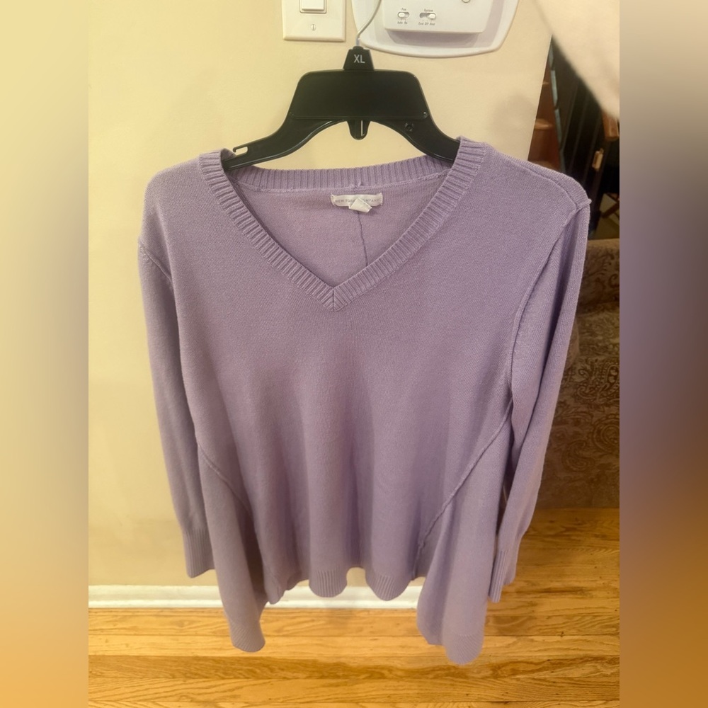 New York and Company Lavender V Neck Sweater Size L